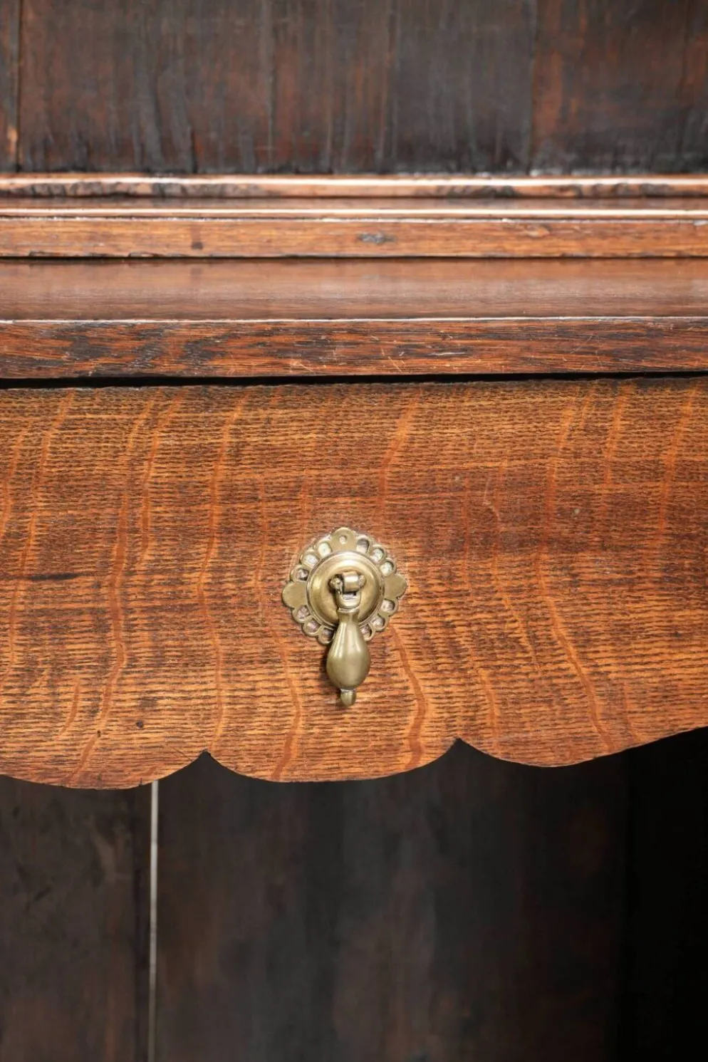 Buffet anglais antique du XVIIIe siècle avec verre d'origine.