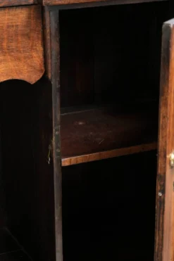 Buffet anglais antique du XVIIIe siècle avec verre d'origine.
