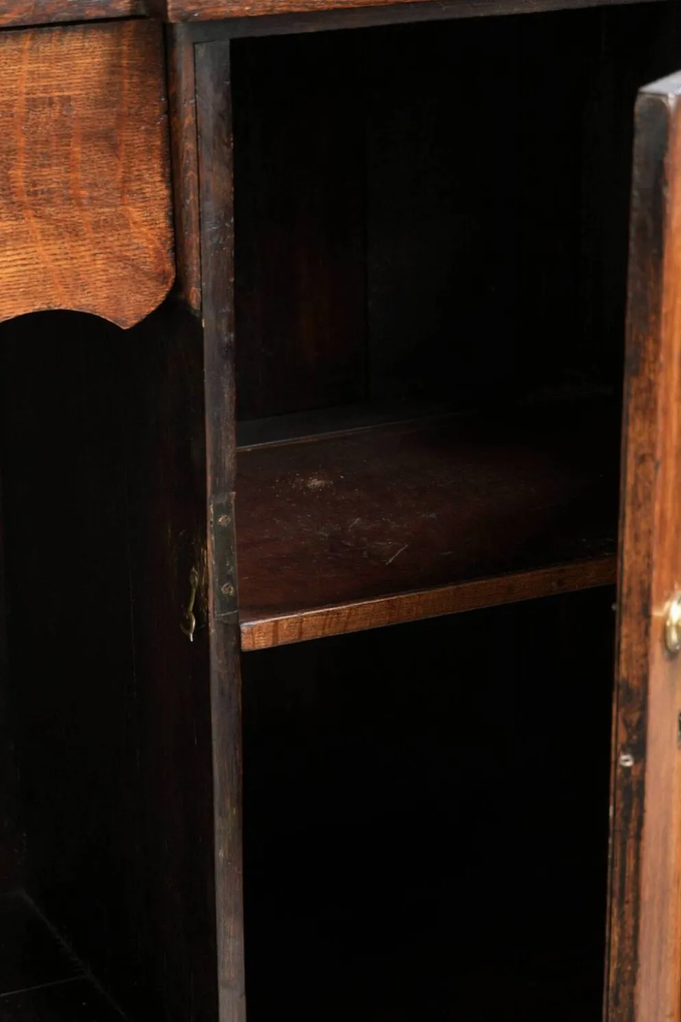 Buffet anglais antique du XVIIIe siècle avec verre d'origine.