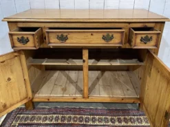 Buffet anglais en sapin des années 1950