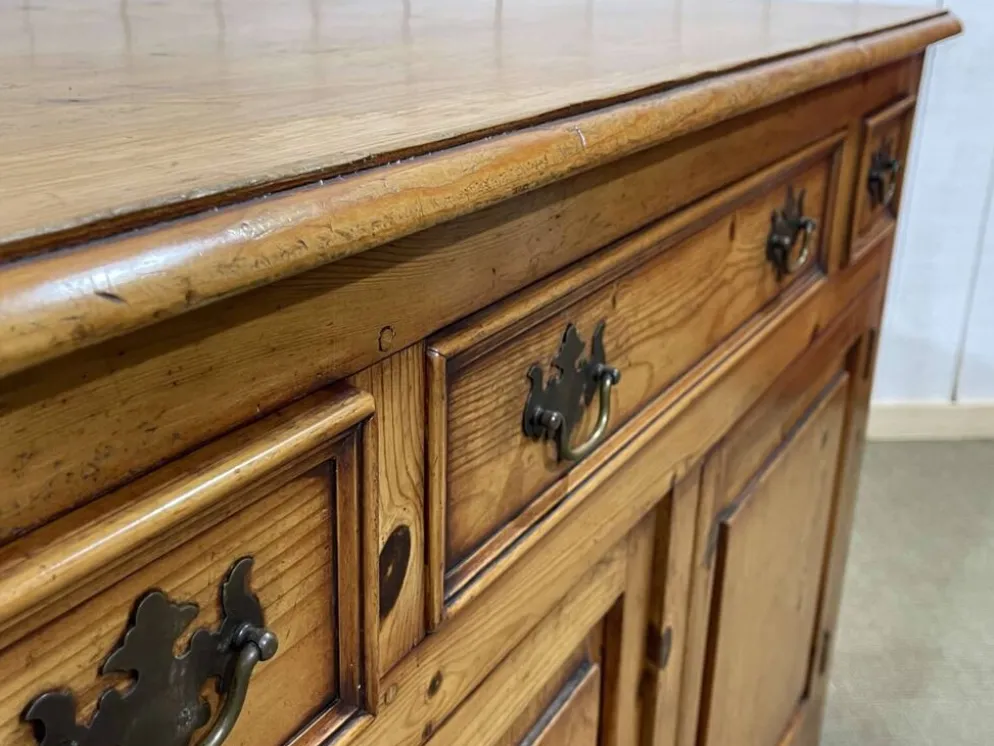 Buffet anglais en sapin des années 1950