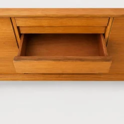 Buffet architectural moderne du milieu du siècle en Okoumé de première qualité.