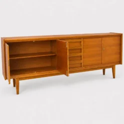 Buffet architectural moderne du milieu du siècle en Okoumé de première qualité.