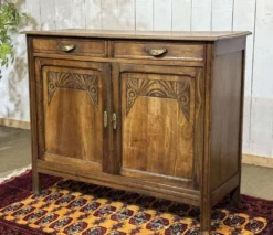Buffet Art déco rustique des années 1930 en châtaignier