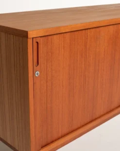 Buffet avec portes coulissantes horizontales par Möbelindustrierna i Tierp AB