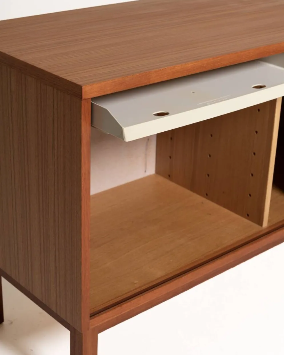 Buffet avec portes coulissantes horizontales par Möbelindustrierna i Tierp AB