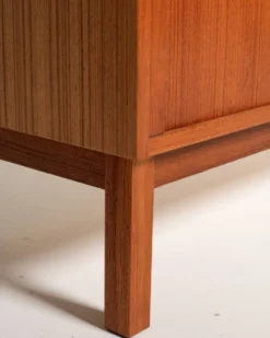 Buffet avec portes coulissantes horizontales par Möbelindustrierna i Tierp AB