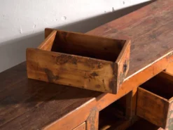 Buffet bas ancien laqué en bois d’orme – Chine, vers 1900