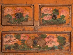 Buffet bas ancien laqué en bois d’orme – Chine, vers 1900