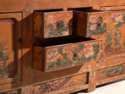 Buffet bas ancien laqué en bois d’orme – Chine, vers 1900