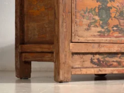Buffet bas ancien laqué en bois d’orme – Chine, vers 1900