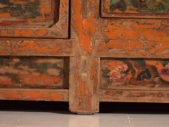 Buffet bas ancien laqué en bois d’orme – Chine, vers 1900