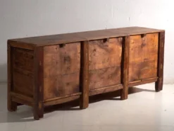 Buffet bas ancien laqué en bois d’orme – Chine, vers 1900