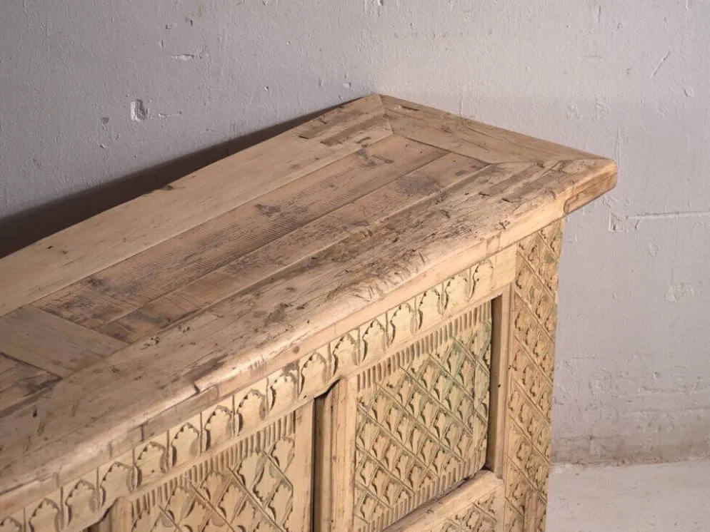 Buffet bas ancien sculpté en bois de sapin – Chine, vers 1900