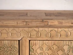 Buffet bas ancien sculpté en bois de sapin – Chine, vers 1900
