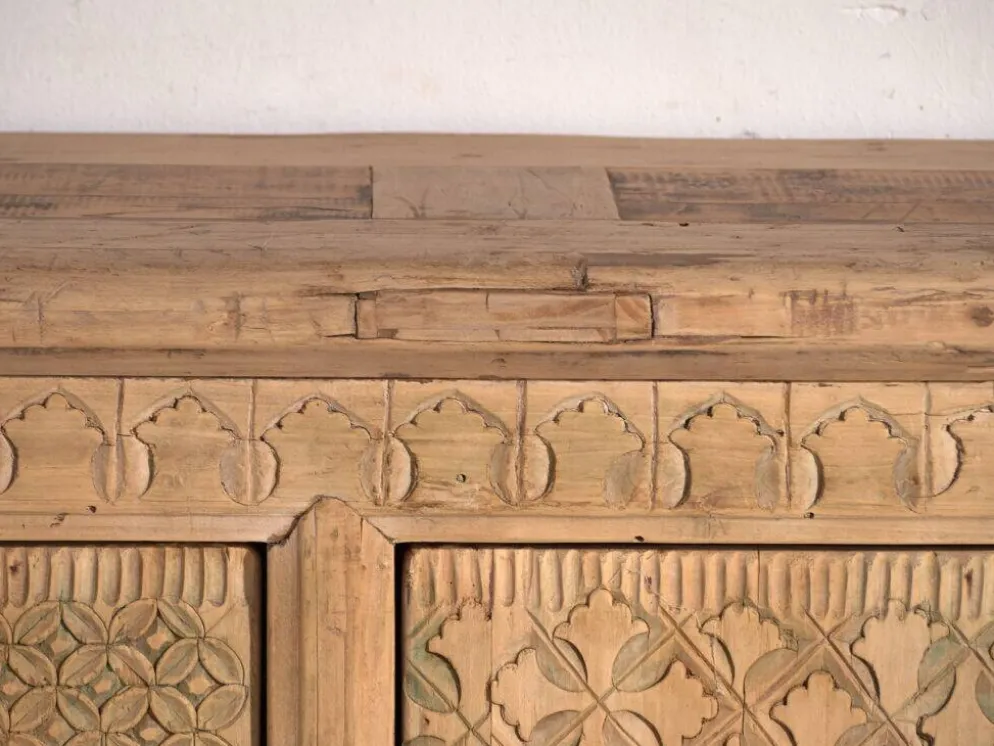 Buffet bas ancien sculpté en bois de sapin – Chine, vers 1900
