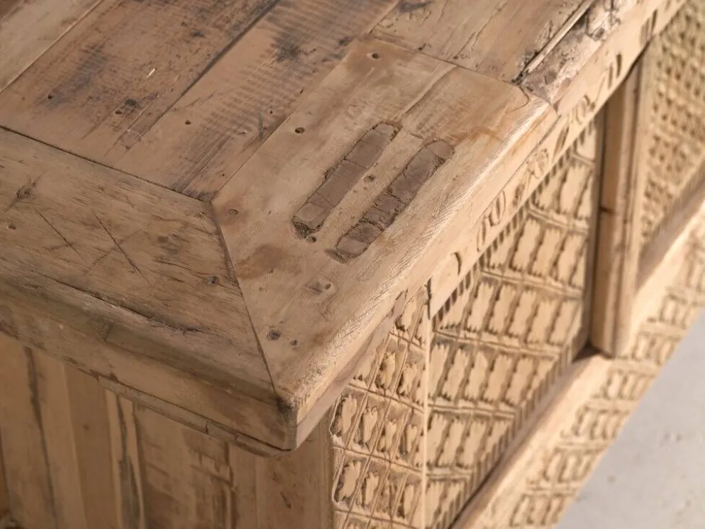 Buffet bas ancien sculpté en bois de sapin – Chine, vers 1900
