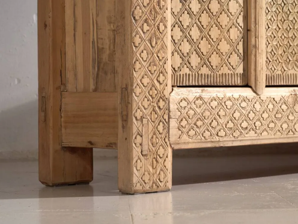 Buffet bas ancien sculpté en bois de sapin – Chine, vers 1900