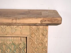 Buffet bas ancien sculpté en bois de sapin – Chine, vers 1900