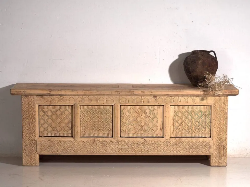 Buffet bas ancien sculpté en bois de sapin – Chine, vers 1900