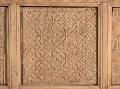 Buffet bas ancien sculpté en bois de sapin – Gansu, vers 1900