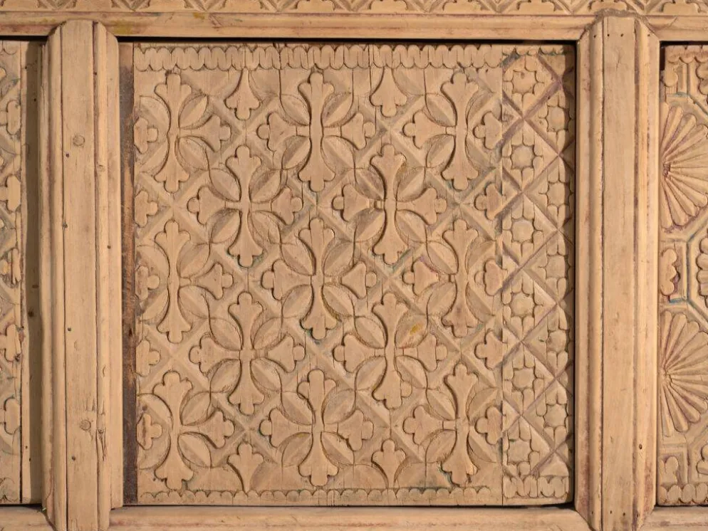 Buffet bas ancien sculpté en bois de sapin – Gansu, vers 1900
