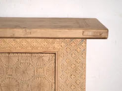 Buffet bas ancien sculpté en bois de sapin – Gansu, vers 1900