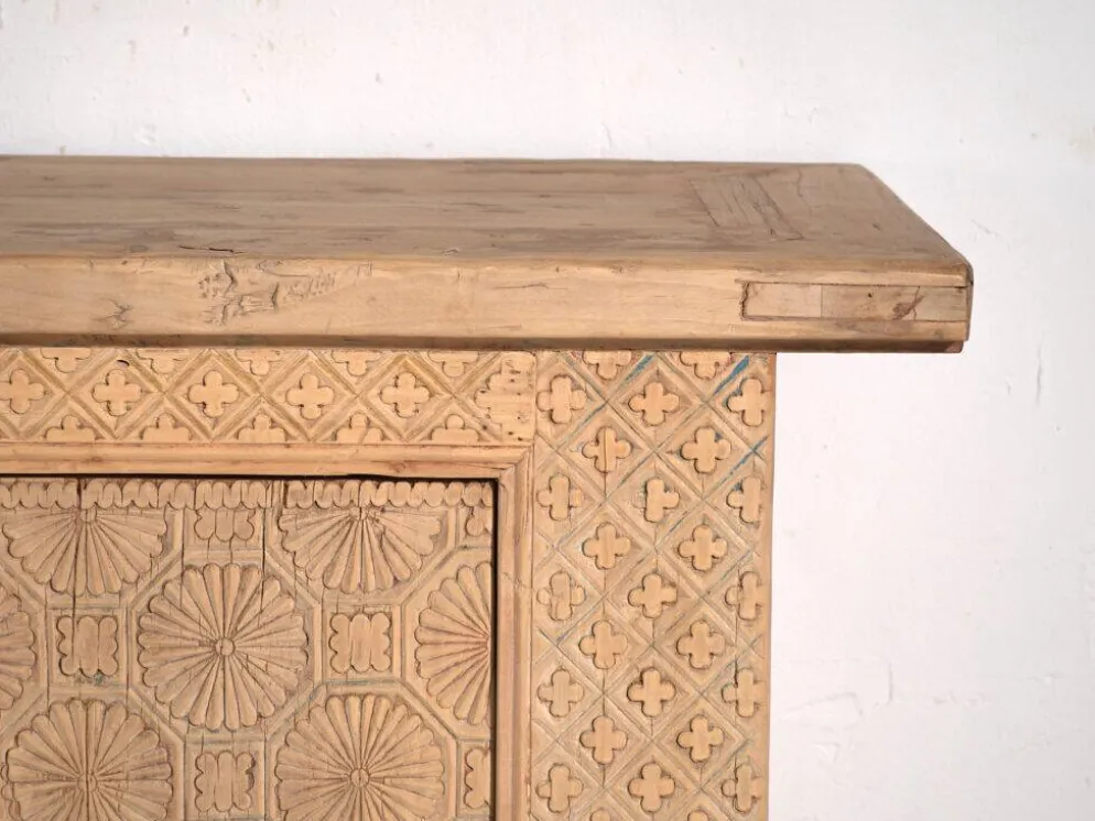 Buffet bas ancien sculpté en bois de sapin – Gansu, vers 1900