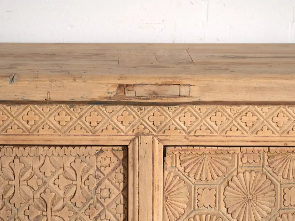Buffet bas ancien sculpté en bois de sapin – Gansu, vers 1900