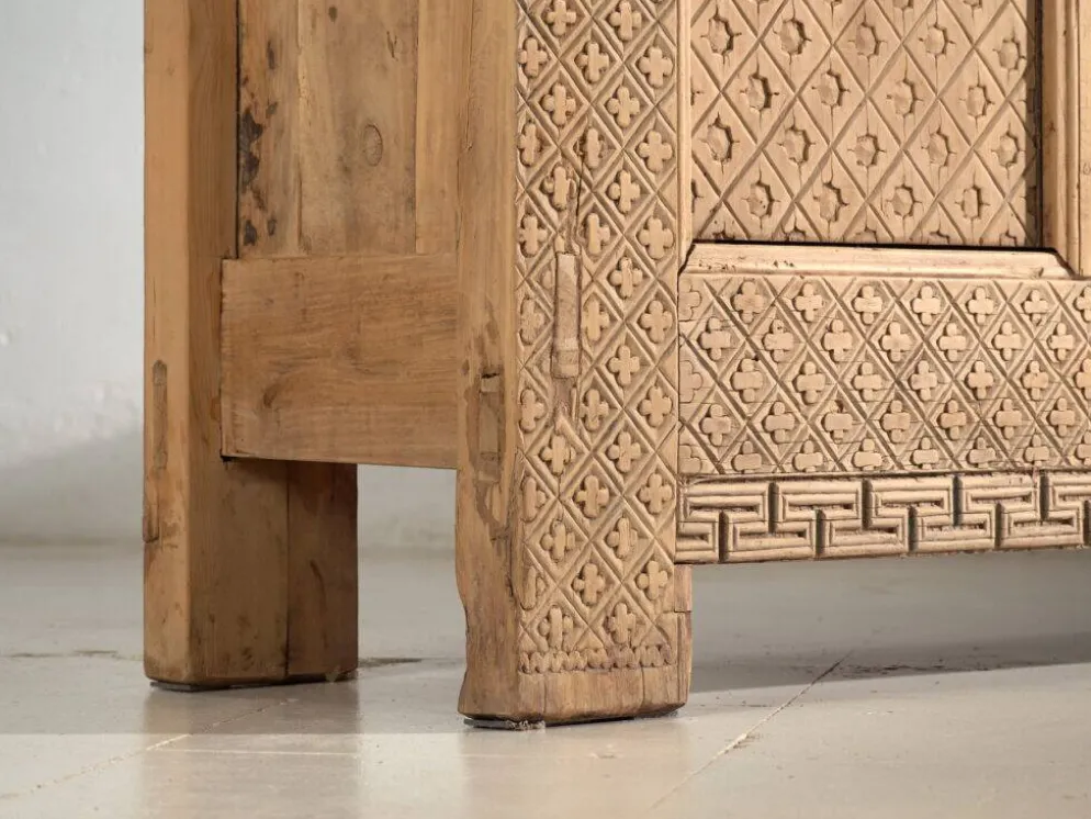 Buffet bas ancien sculpté en bois de sapin – Gansu, vers 1900