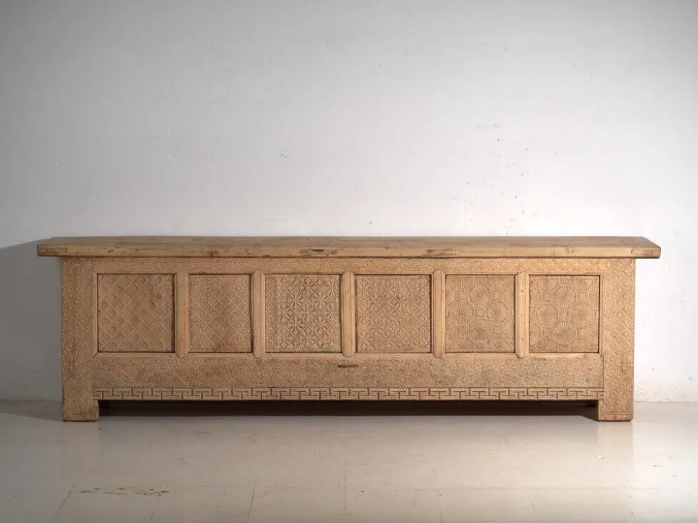Buffet bas ancien sculpté en bois de sapin – Gansu, vers 1900