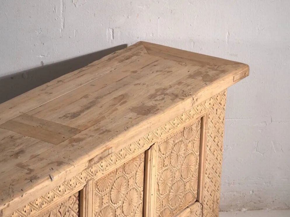 Buffet bas ancien sculpté en bois de sapin – Gansu, vers 1900