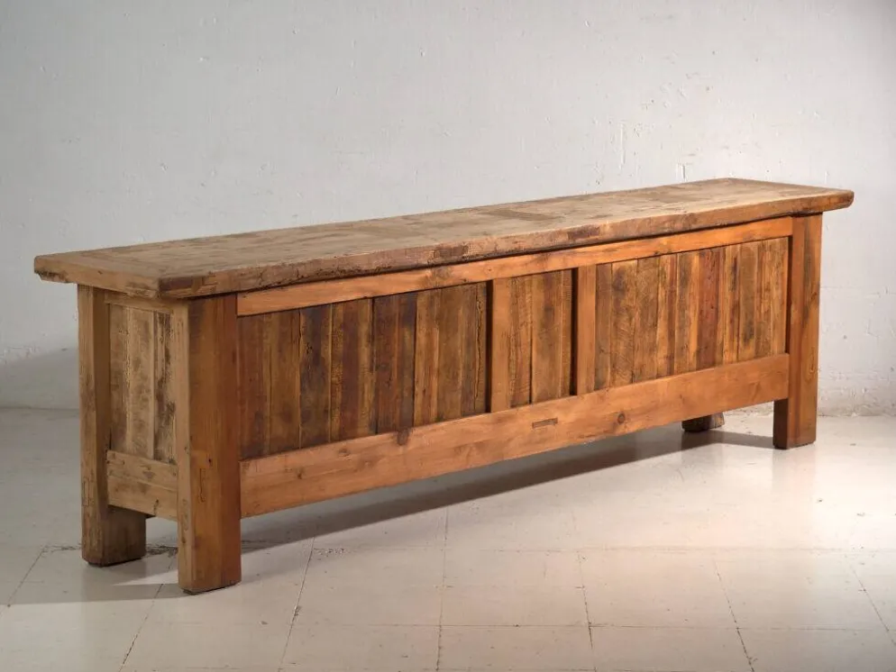Buffet bas ancien sculpté en bois de sapin – Gansu, vers 1900