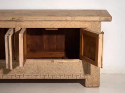Buffet bas ancien sculpté en bois de sapin – Gansu, vers 1900