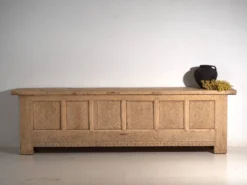 Buffet bas ancien sculpté en bois de sapin – Gansu, vers 1900