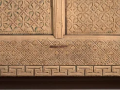 Buffet bas ancien sculpté en bois de sapin – Gansu, vers 1900