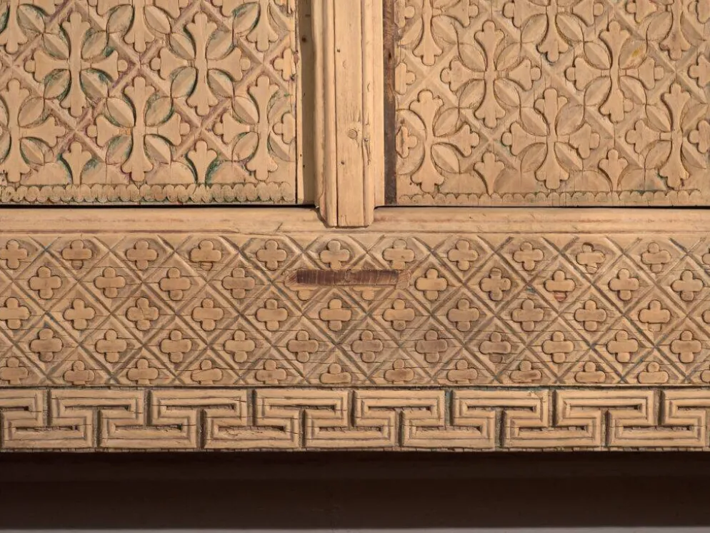 Buffet bas ancien sculpté en bois de sapin – Gansu, vers 1900