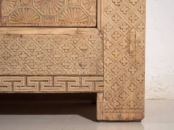 Buffet bas ancien sculpté en bois de sapin – Gansu, vers 1900