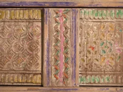 Buffet bas ancien sculpté polychrome en pin – Xinjiang, vers 1900