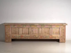 Buffet bas ancien sculpté polychrome en pin – Xinjiang, vers 1900
