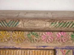 Buffet bas ancien sculpté polychrome en pin – Xinjiang, vers 1900