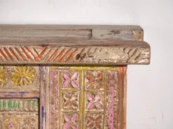 Buffet bas ancien sculpté polychrome en pin – Xinjiang, vers 1900