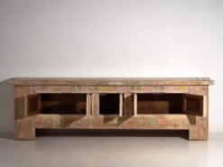 Buffet bas ancien sculpté polychrome en pin – Xinjiang, vers 1900