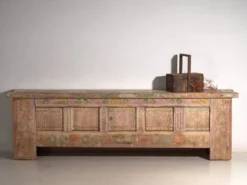 Buffet bas ancien sculpté polychrome en pin – Xinjiang, vers 1900