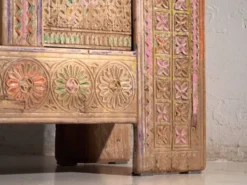 Buffet bas ancien sculpté polychrome en pin – Xinjiang, vers 1900