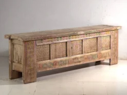 Buffet bas ancien sculpté polychrome en pin – Xinjiang, vers 1900
