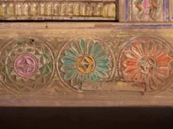 Buffet bas ancien sculpté polychrome en pin – Xinjiang, vers 1900