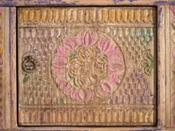 Buffet bas ancien sculpté polychrome en pin – Xinjiang, vers 1900
