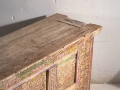 Buffet bas ancien sculpté polychrome en pin – Xinjiang, vers 1900