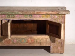 Buffet bas ancien sculpté polychrome en pin – Xinjiang, vers 1900